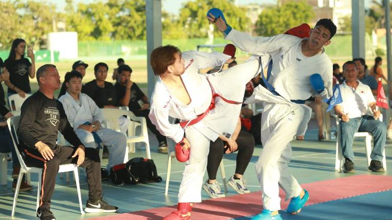 Jesús Moreno Bautista domina a sus contrincantes para quedarse con la copa.