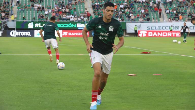 Raúl Jiménez figura en el once inicial.