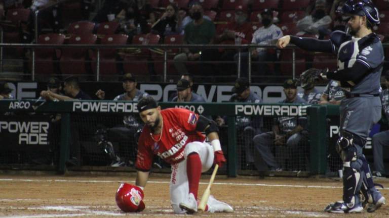 Leo Germán pierde el equilibrio.
