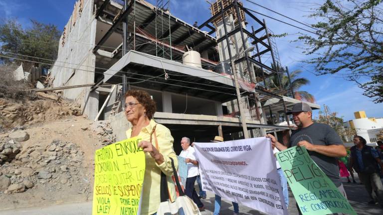 Vecinos del Cerro del Vigía exigieron al Alcalde de Mazatlán detener la obra de “Encanto Observatorio”.
