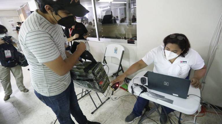 Un ciudadano llega con un paquete electoral al Consejo Municipal Electoral de Mazatlán.