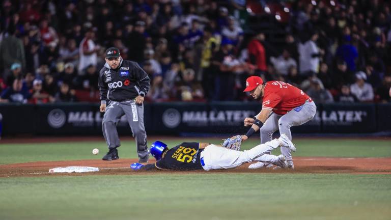 Alex Liddi busca poner fuera de acción a Jared Serna en la tercera base.