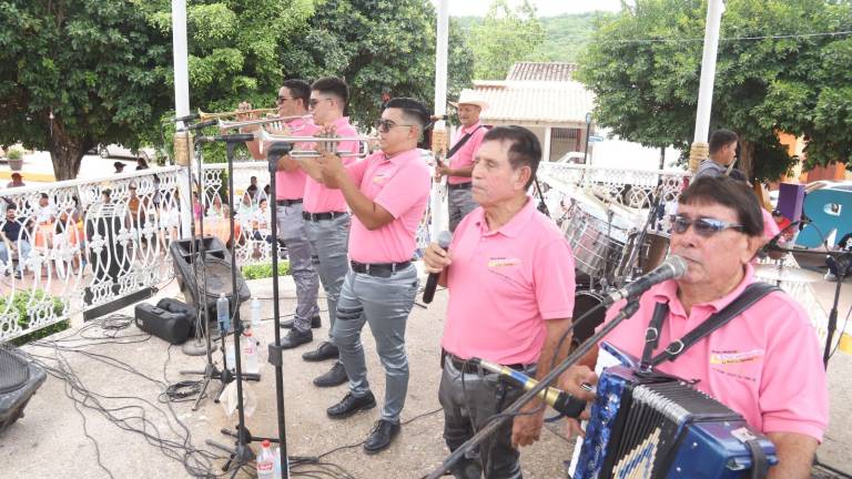 La Nueva Estrella, la rompetaquillas, amenizó en el quiosco de la Plazuela de La Noria.