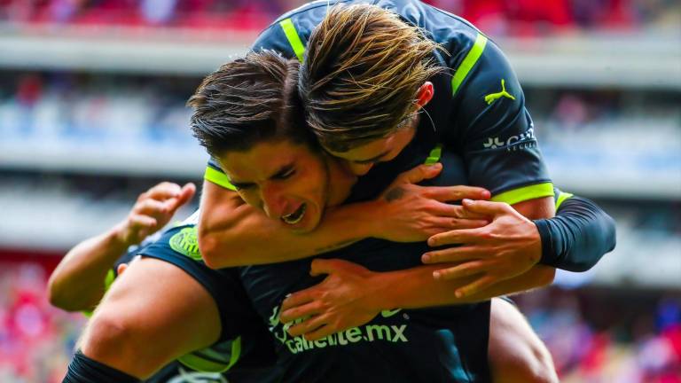 Isaac Brizuela es felicitado por su gol.