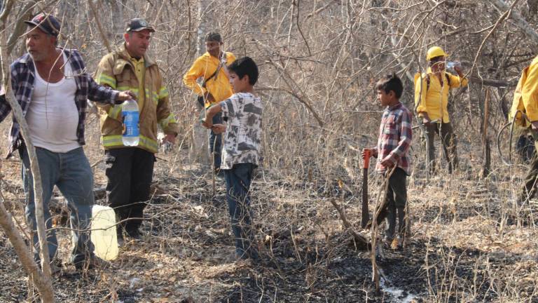 Para enseñar a sus hijos el valor de la solidaridad, Roberto los llevó a apoyar en las acciones realizadas en Balamo para combatir el incendio forestal del cerro del Yauco.