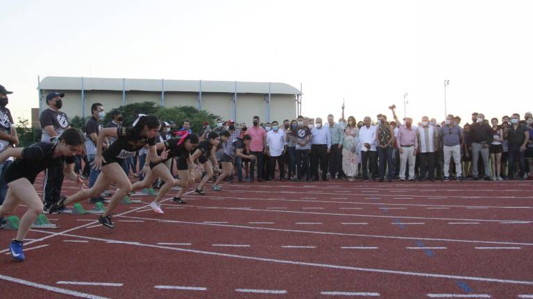 Las autoridades encabezaron la inauguración del nuevo centro deportivo.