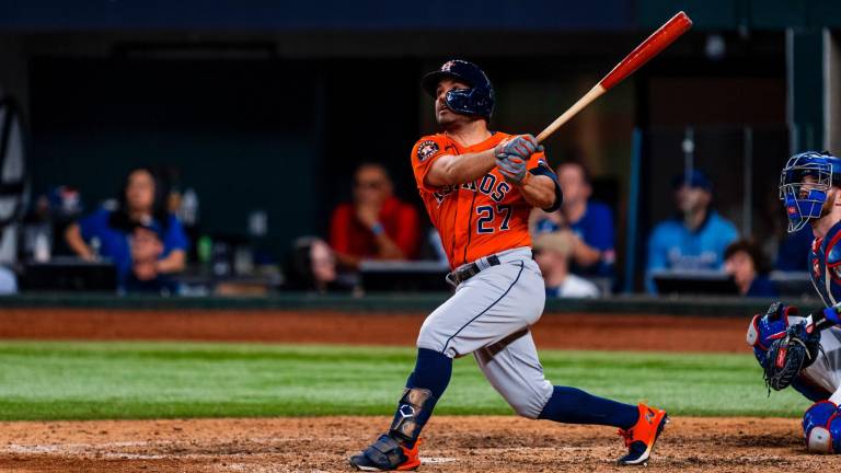José Altuve pega el palazo decisivo.