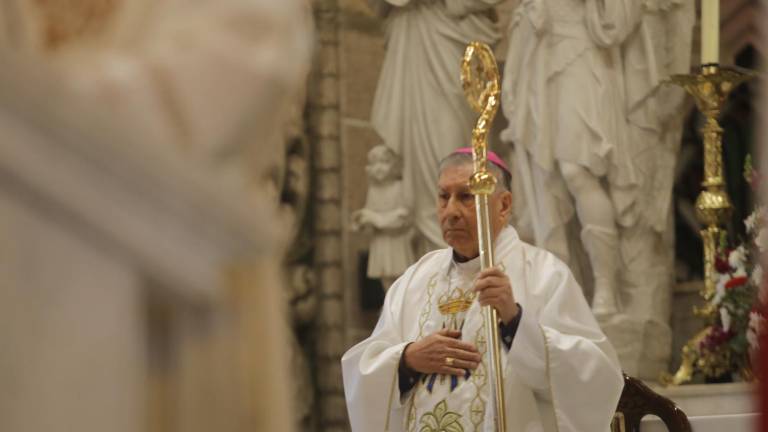El Obispo Mario Espinosa Contreras hace una oración para pedir por la mejora en la salud del Papa Francisco.