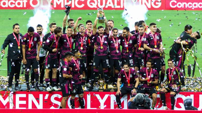 México celebra con el trofeo de campeón del Preolímpico en todo lo alto.