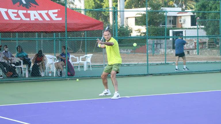 Jorge Medrano saca victoria por marcador de 8-2.