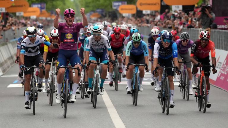 Mads Pedersen levanta los brazos en señal de triunfo en el tercer día del Giro de Italia 2025.