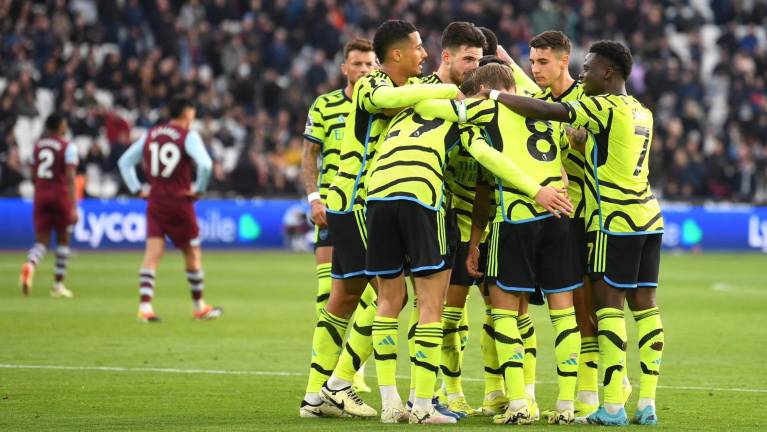 Arsenal se pone a dos puntos de la cima.