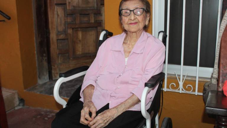 ’Pina’ de Reyes tiene poco más de 100 años y ha atestiguado con una memoria privilegiada la historia de su Rosario.