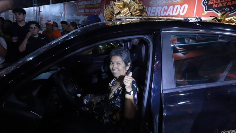 Margarita Hernández fue la ganadora del MG GT 2025 rifado durante la inauguración de la nueva sucursal de Carnes Selectas Nayarit en la colonia Benito Juárez.