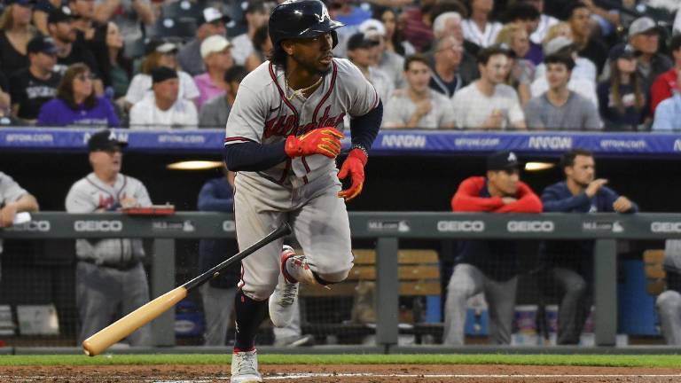 Ozzie Albies realizó un swing incómodo, que derivó en una fractura en su pie izquierdo.