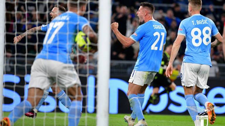 Sergei Milinkovic-Savic celebra el gol que terminó por darle el empate a la Lazio ante el Lecce.