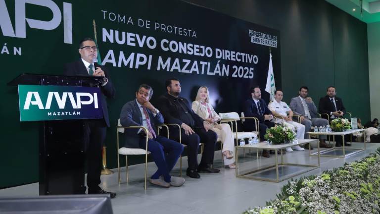 Karim Oviedo Ramírez, dirigente nacional de AMPI, anuncia el proyecto para crear una Universidad.