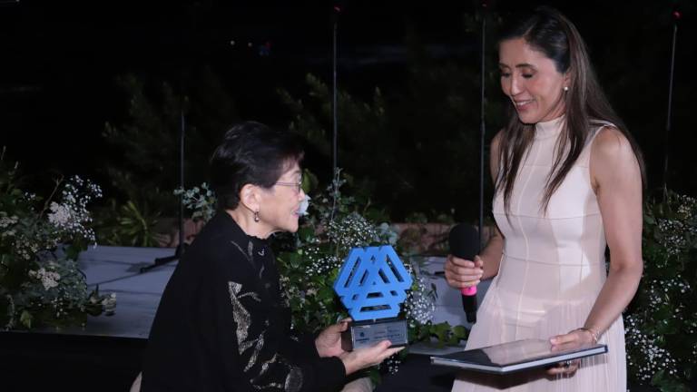 Yudith Verónica Estrada Osuna, presidenta de Coparmex Mazatlán, entregó el Galardón Empresarial a Esperanza Kazuga Osaka.
