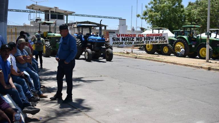 Productores mantienen tomadas instalaciones de Pemex en Culiacán, Guamúchil y Topolobampo.