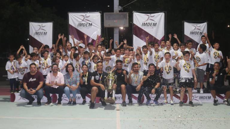 Los diversos equipos son premiados.