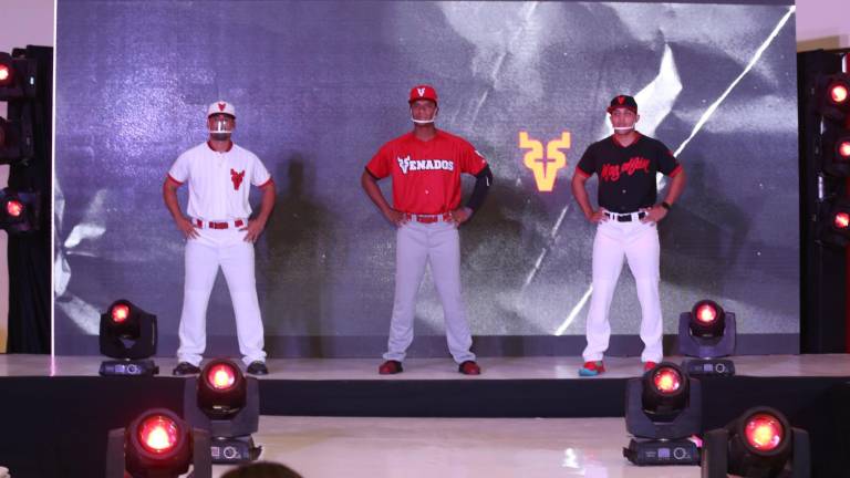 Los jugadores Ramón “Pulpa” Ríos, Mikell Granberry y Marco Patiño desfilaron con los jerseys oficiales de juego de la siguiente campaña.