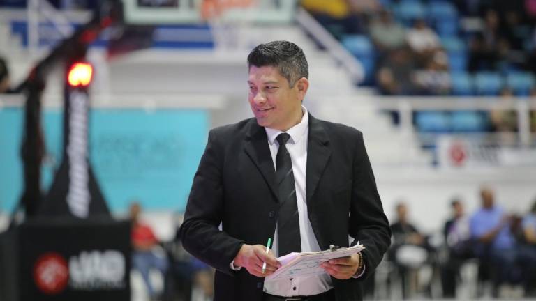 Froylan Verdugo comparte su labor de coach con la de profesor de una escuelita de baloncesto en Navolato.