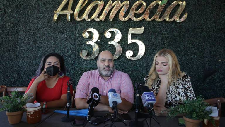 Tulio Martínez, presidente de la Asociación Sinaloa Diverso, junto a integrantes de otros colectivos.