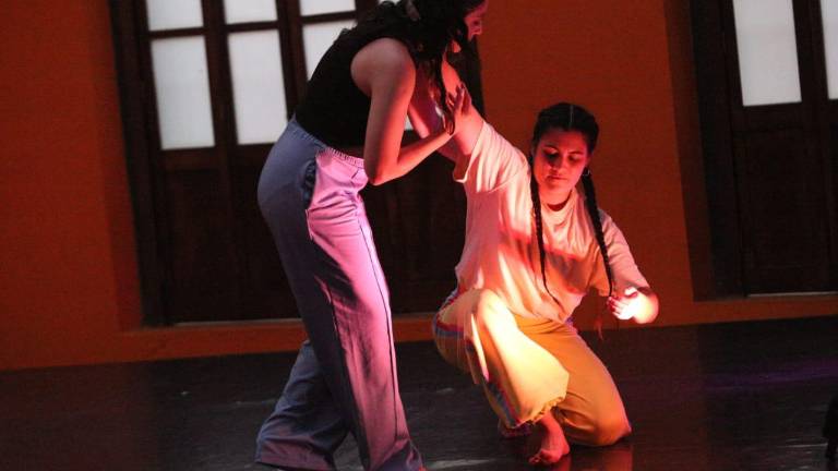 Teatro de León compartió el escenario con artistas mazatlecos en ‘Paradojas invisibles’.