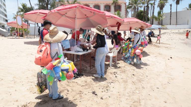 Visitantes frecuentes denuncian pérdida de espacio y afectaciones a la limpieza y ambiente familiar por la presencia desmedida de comercios en zona de arena.