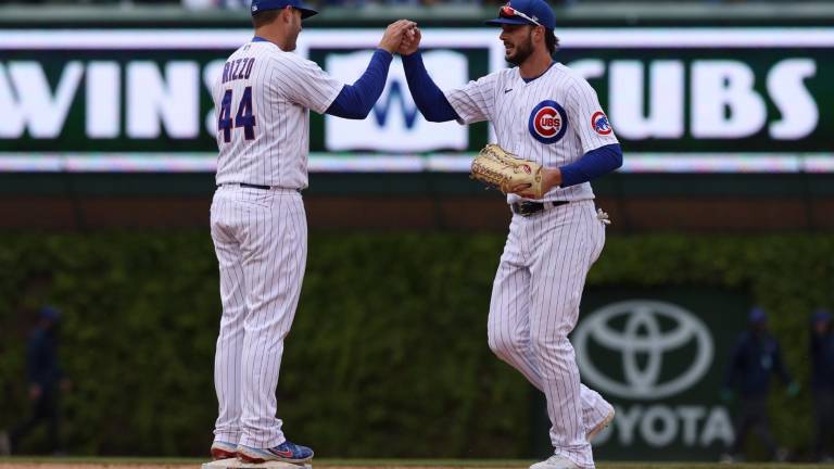 Anthony Rizo y Kris Bryant celebran el quinto triunfo consecutivo de los Cachorros.