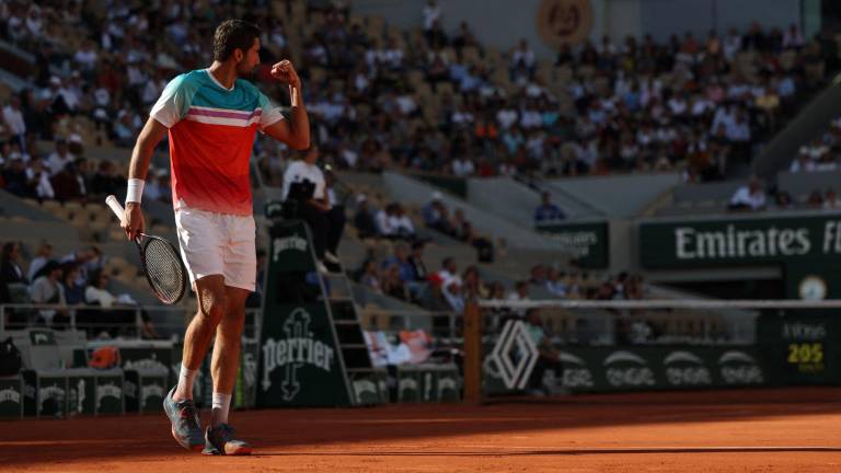 Marin Cilic compite ante Andrey Rublev en los cuartos de final de Roland Garros.