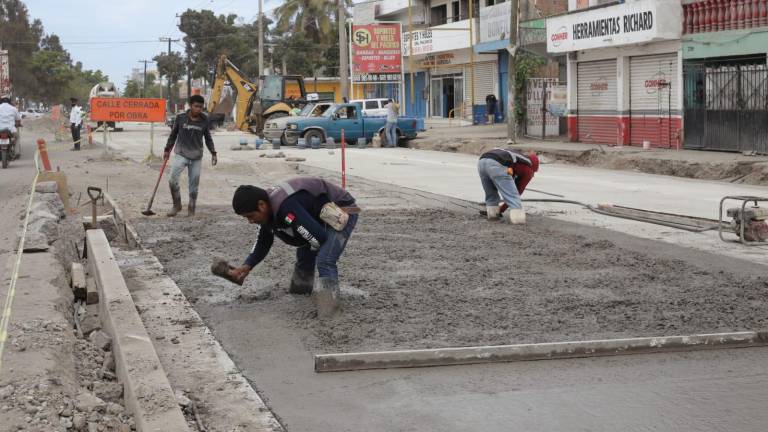 El personal de la constructora detalla un tramo de la vialidad.