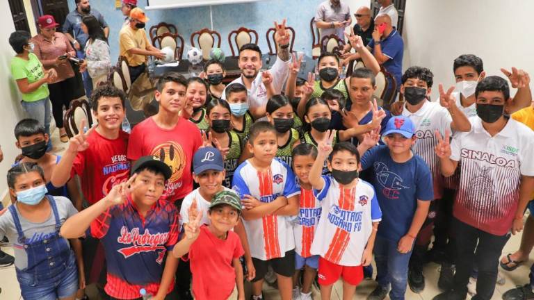 Deportistas de Rosario se muestran felices tras la firma del convenio.