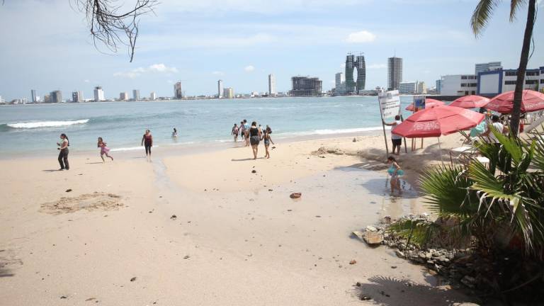Tras la erosión que dejó las lluvias, la Playa Pinitos recupera su normalidad.