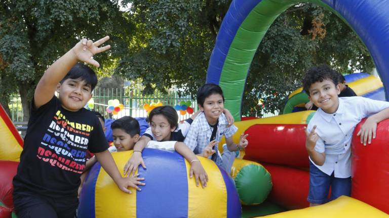 Niños se divierten a lo grande en su Día del Niño.