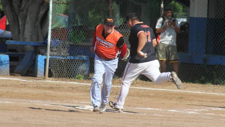 Los Plebes del Rancho supera a The Golden Zone.