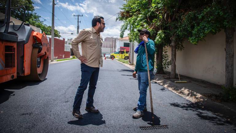 Trabajo de reencarpetado en calles del fraccionamiento Terranova, en Culiacán.