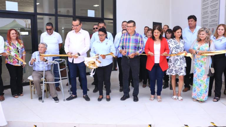 El Alcalde Édgar González, la dirigente del STASAM, funcionarios del Ayuntamiento y jubilados, inaguran el auditorio del sindicato junto a la Alberca Olímpica.