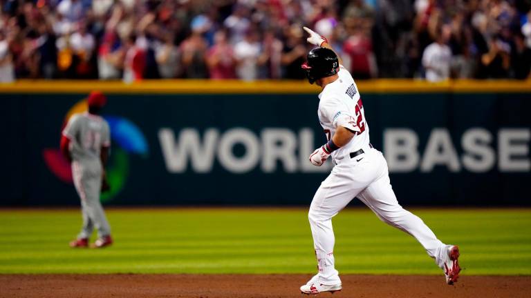Mike Trout celebra su estacazo de cuatro estaciones.