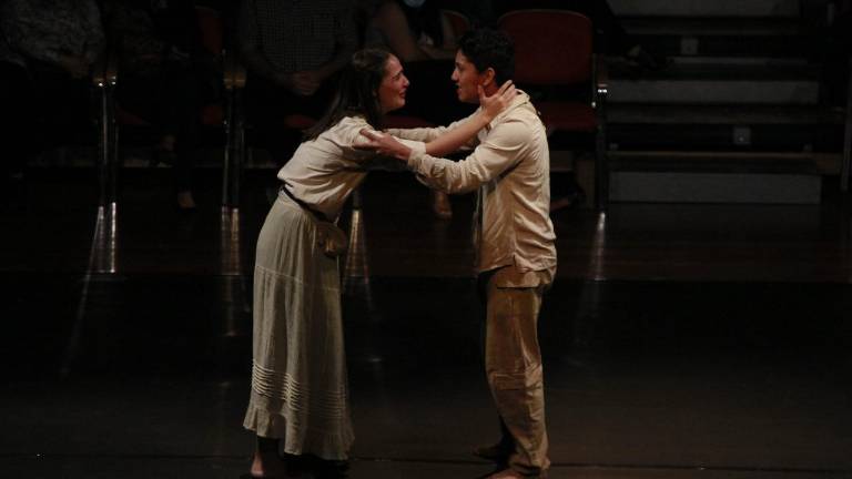 La compañía teatral Parvada Teatro, dirigida por José Sampedro, presentó ‘Incendio’.