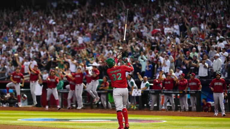 Joey Meneses lanza el bat tras pegar jonrón.