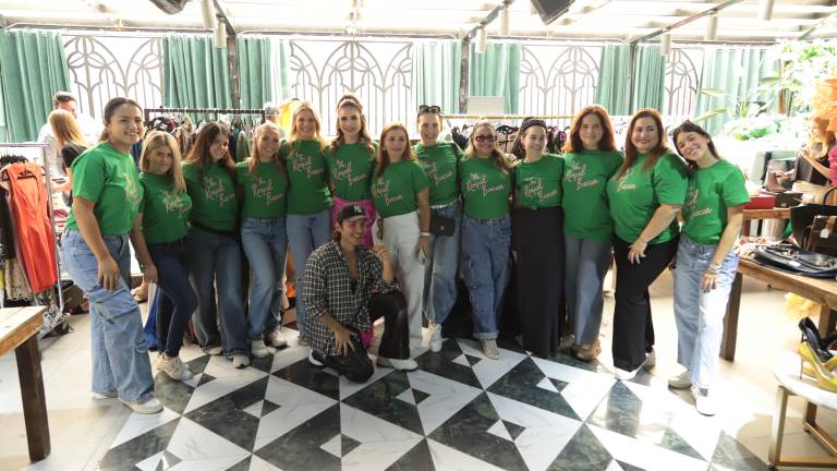 El diseñador Édgar Ponce entre integrantes del Comité Organizador del “The Royal Bazar”.