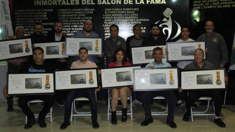 Todos los premiados lucen sus reconocimientos.