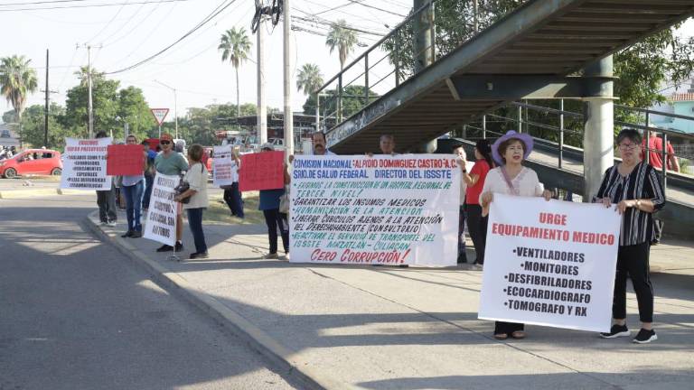 Derechohabientes del Issste en Mazatlán protestan ante la falta de servicios e insumos médicos y en demanda de que se construya un hospital.