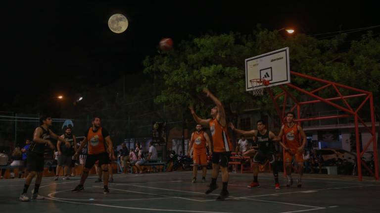 Buenos duelos se disputan por las noches en la cancha de Casa Hogar.