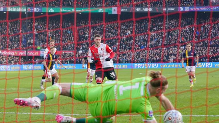 Santiago Giménez falla un penalti.