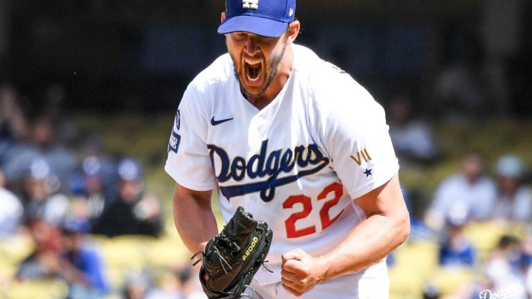 Clayton Kershaw festeja un out ante los Nacionales de Washington.