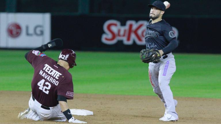 Efrén Navarro busca romper la posible jugada de doble play, en juego que Tomateros de Culiacán logró remontar.