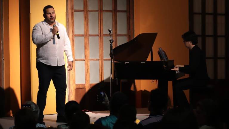 El tenor internacional Carlos Osuna participó en la velada musical en honor a la maestra Cecilia Reyes, denominada Romance en el Puerto, que se celebró en Casa Haas.