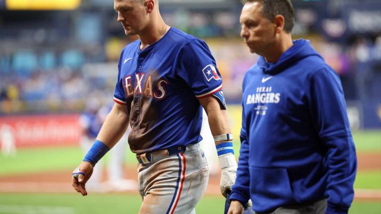 El tercera base Josh Jung sufre una fractura después de ser golpeado por un bolazo.